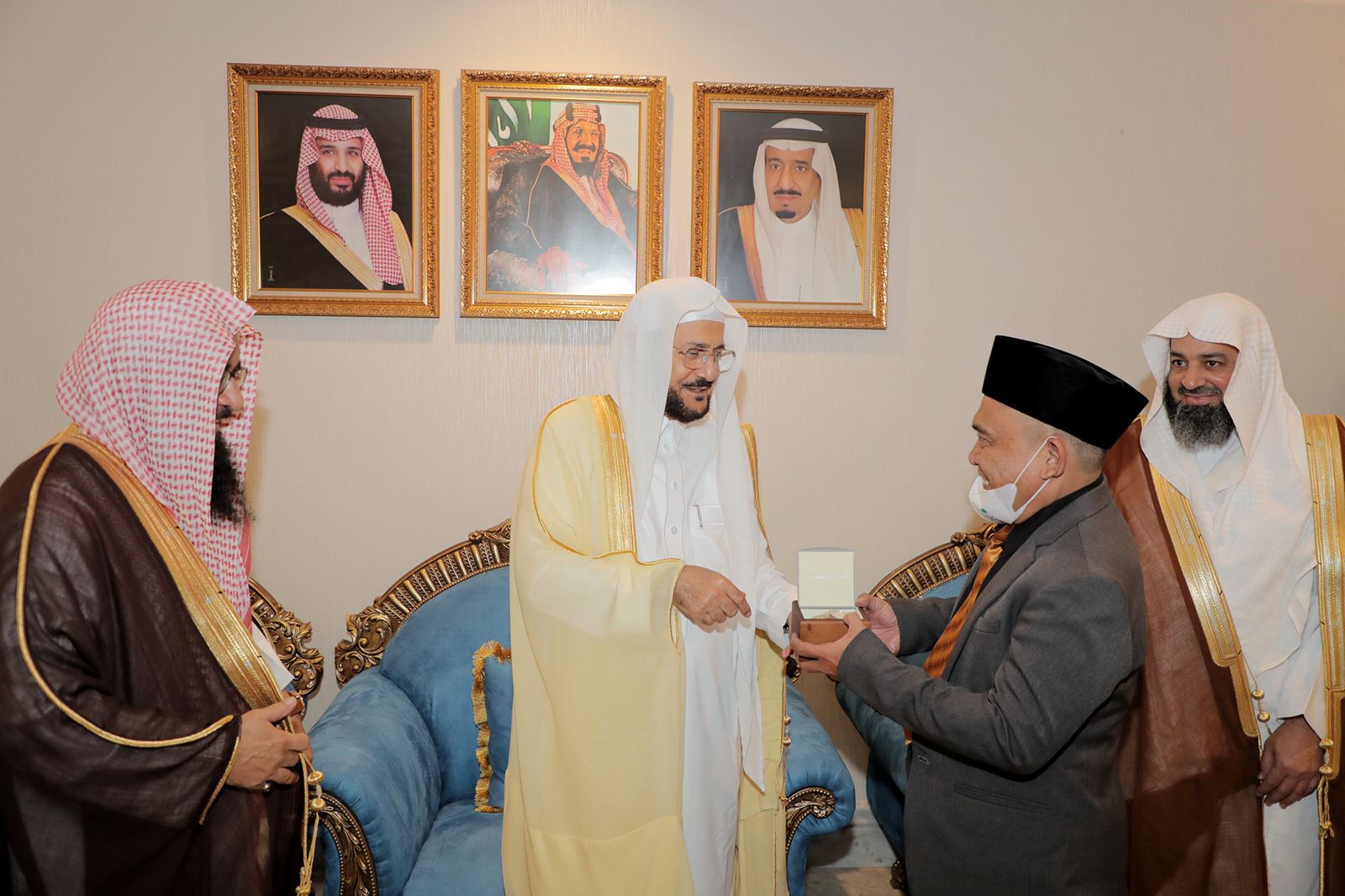 زيارة وزير الشؤون الإسلامية للملحقية في إندونيسيا (5).jfif