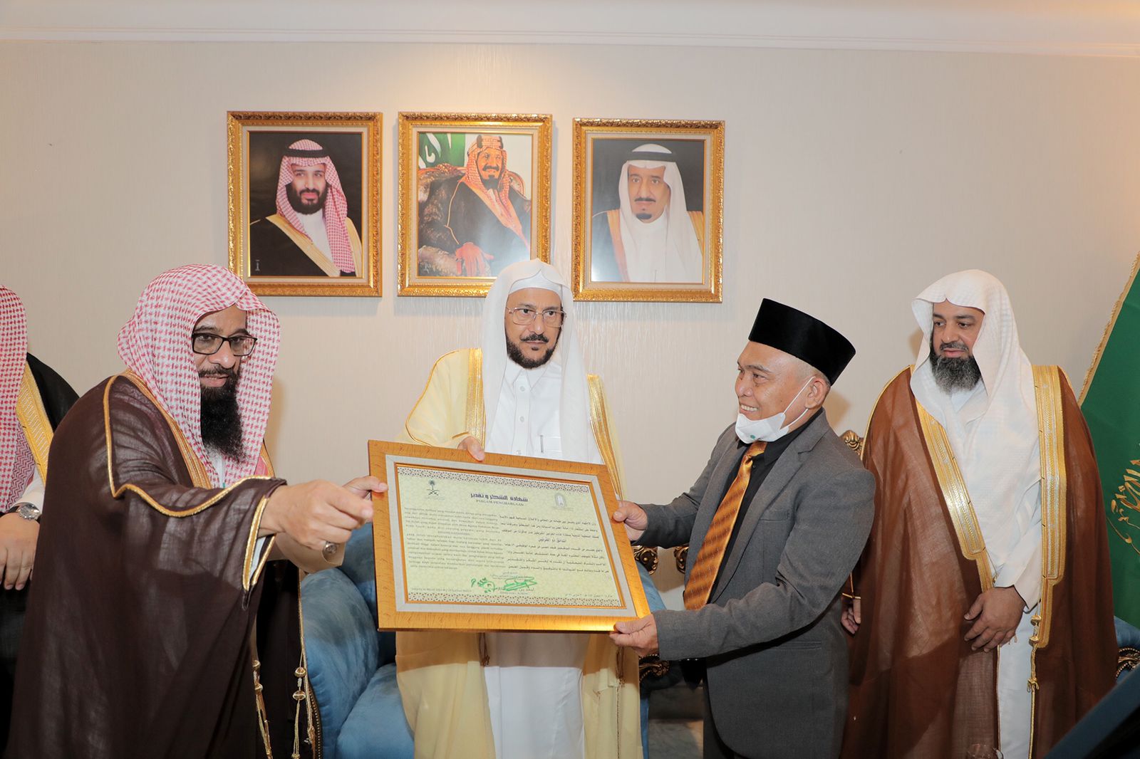 زيارة وزير الشؤون الإسلامية للملحقية في إندونيسيا (6).jfif