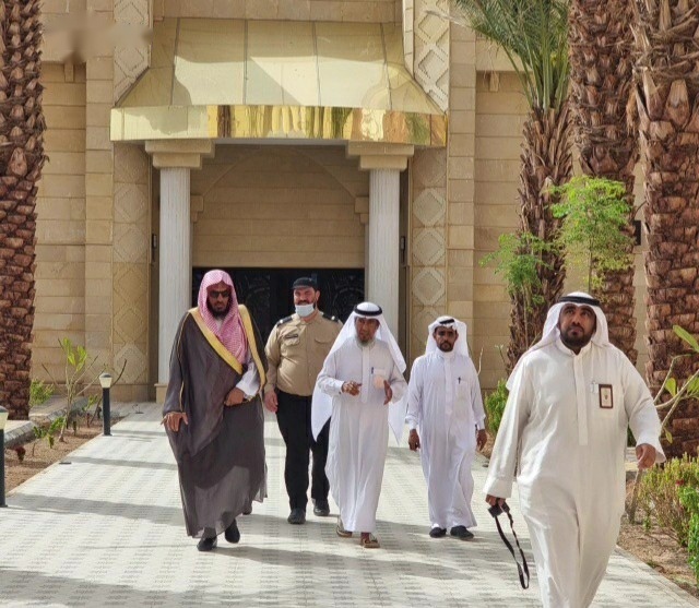 العتيبي خلال زيارته لمحافظتي العلا والعيص (3).jpg