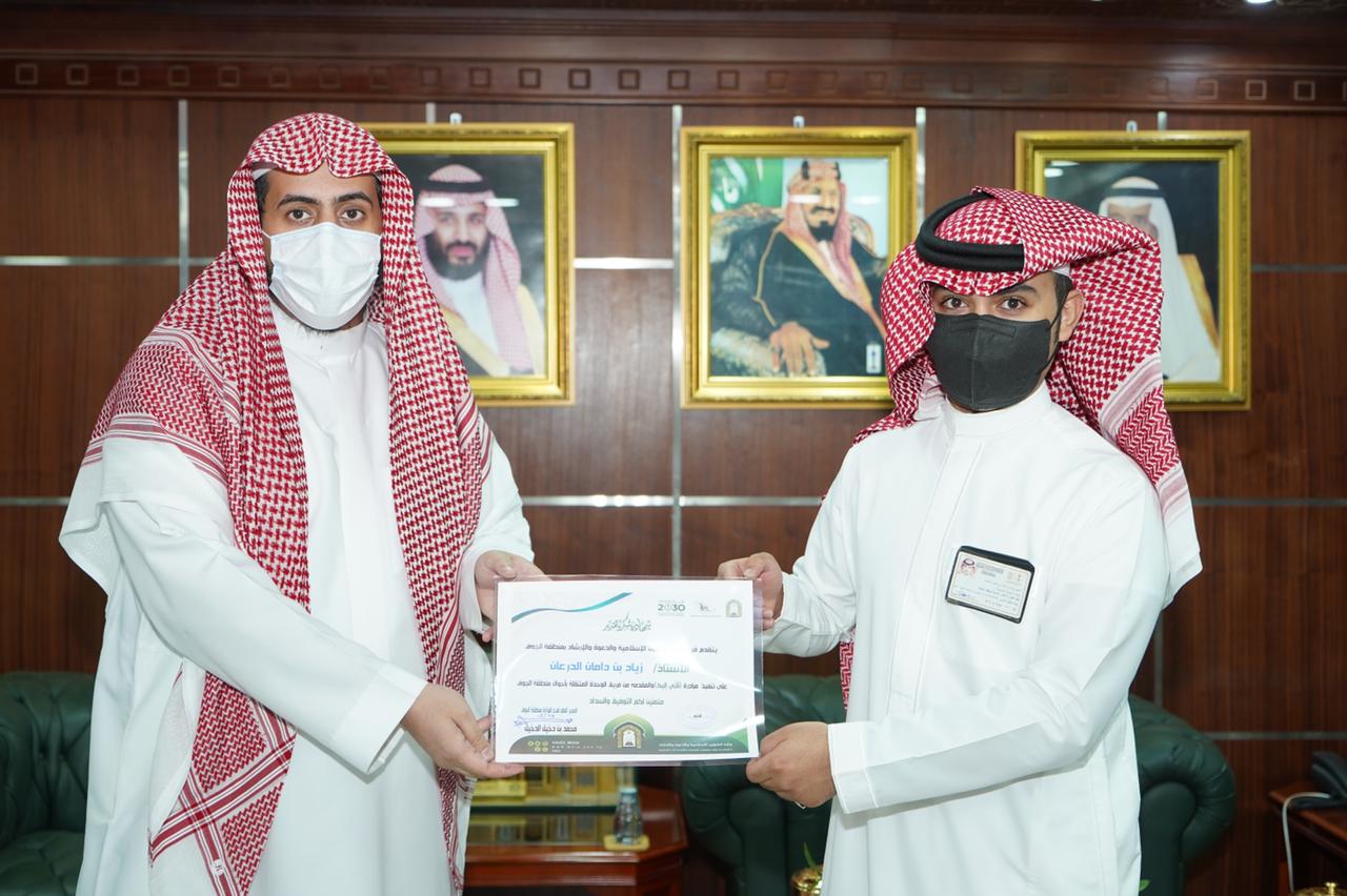 الدخيل يكرم منسوبي الأحوال المدنية لتقديم خدمة وحدة الأحوال المدنية لمنسوبي فرع الوزارة بالجوف _(1)_ __.jpg