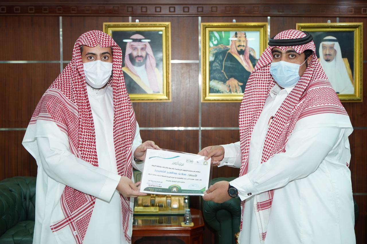 الدخيل يكرم منسوبي الأحوال المدنية لتقديم خدمة وحدة الأحوال المدنية لمنسوبي فرع الوزارة بالجوف _(1)_.jpg